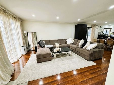 Comfortable Family Living in a Quiet Court Location - Photo 2