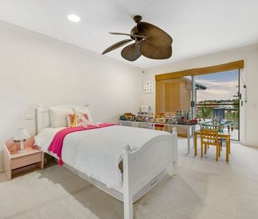 Prestigious Waterfront Residence with Pool, Pontoon & Multiple Livi... - Photo 6