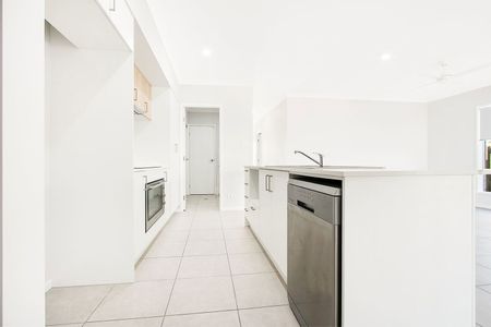 Beautiful Modern 4 Bedroom Home in Newport! - Photo 2