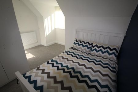 4 bedroom semi-detached house to rent - Photo 3