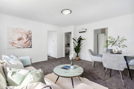 Charming 2BR Unit in Ellerslie w 2 carparks! - Photo 2