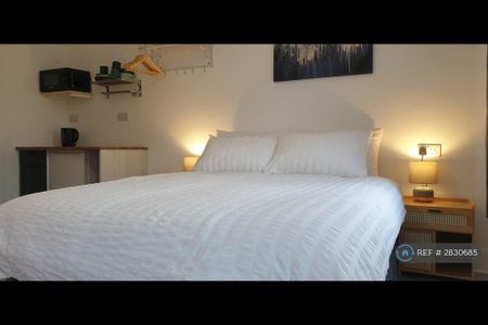 1 bedroom in a house share to rent - Photo 5