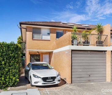 Three Bedroom Townhouse with Garage and Courtyard - Photo 6