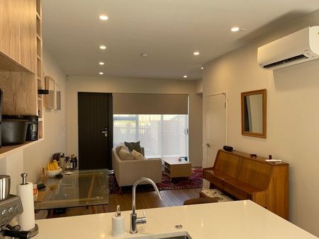 New and Easy Townhouse in Te Atatu South - Photo 3