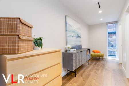 House in North Vancouver, BC - Photo 2