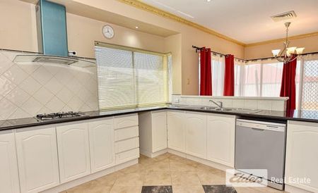 Large family home with so much room to move - Photo 4