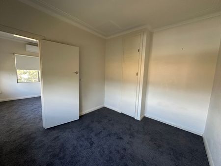 Neat and tidy two bedroom unit - Photo 2