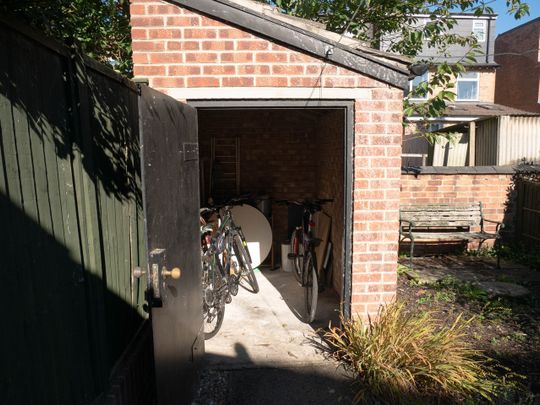 4 Bed Semi-Detached House, City Road, NG7 - Photo 1