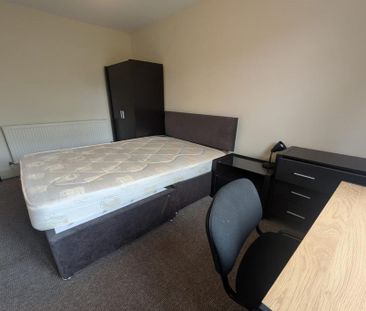 4 bedroom semi-detached house to rent - Photo 5