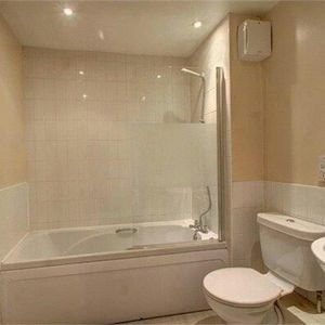 Flat to rent on - Photo 2