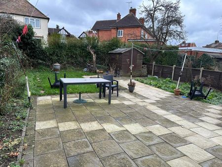 4 bedroom semi-detached house to rent - Photo 2