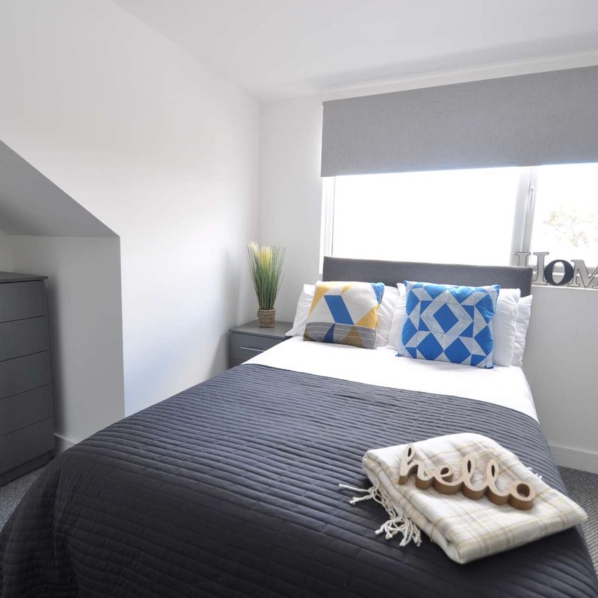 Professional Houseshare GL1 Room 4 - Photo 1