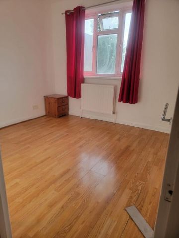 3 bedroom flat to rent - Photo 3