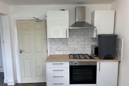 Bedroom Semi Detached House In Winton, BH9 - Photo 4