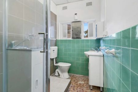 SPACIOUS TWO BEDROOM APARTMENT! - Photo 4