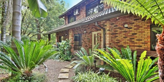 Massive tri-level home with luxury landscaped gardens - Photo 3