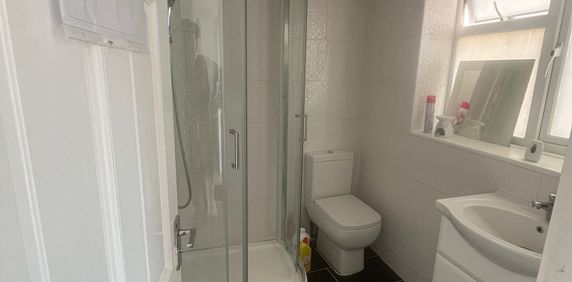 Great West Road, Hounslow - Photo 2