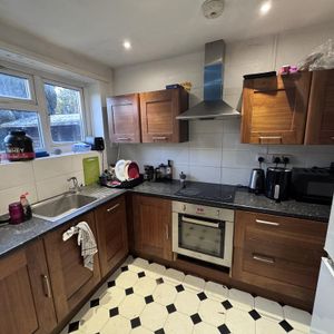 1 bedroom in a house share to rent - Photo 3