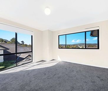 Light filled townhouse - Photo 3