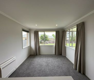 Tastefully renovated and spacious in Mosgiel - Photo 3