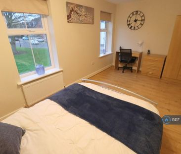 4 bedroom semi-detached house to rent - Photo 5