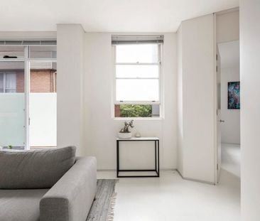 Inner-City Luxury in the Iconic 'Alba' Residence - Photo 4