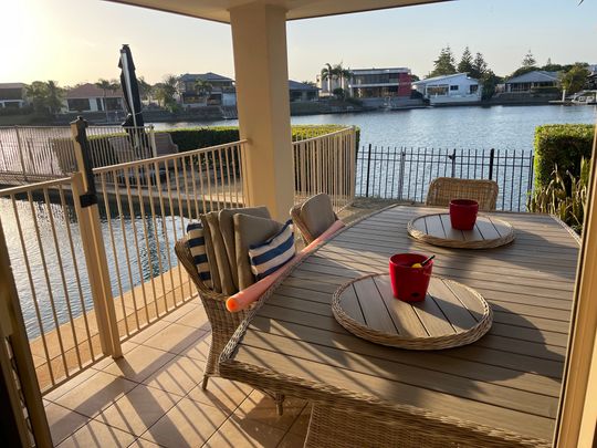 Helensvale - Photo 1