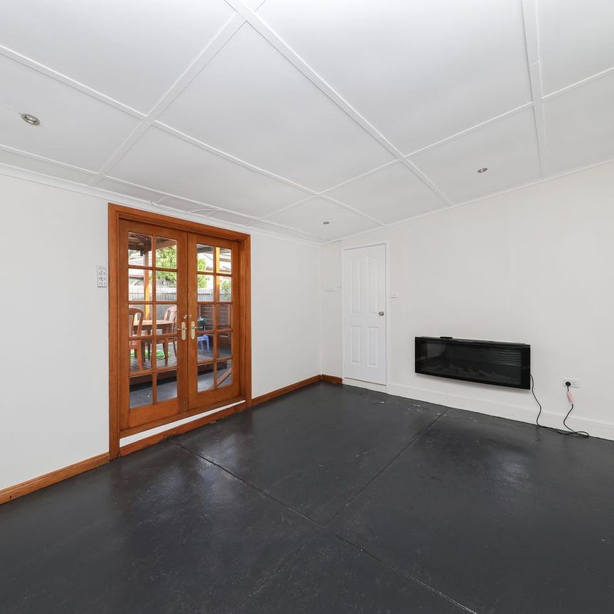 LOCATION LOCATION! - Photo 1