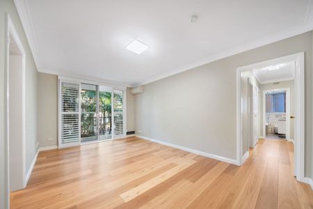 Stylishly renovated parkside apartment offering convenience and serenity - Photo 2