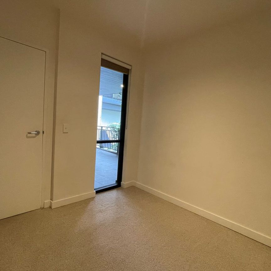 Contemporary North Facing One Bedroom With Oversized Study/Guestroom - Photo 1