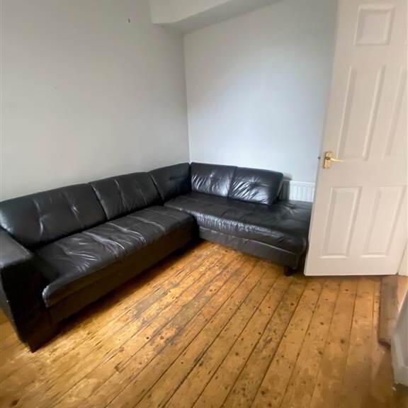 Donegal Road 215, Belfast, BT12 5NA - Photo 1