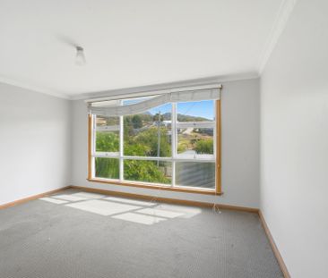 Light Filled 3 Bedroom Home in Convenient Location - Photo 4