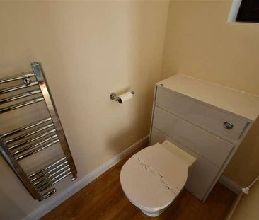 Bedroom Property In Godalming, GU7 - Photo 2