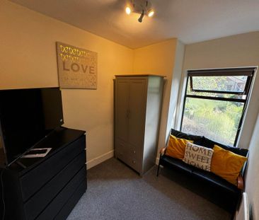 Room 2: 15 Sycamore Road, Guildford, GU1 1HJ - Photo 2