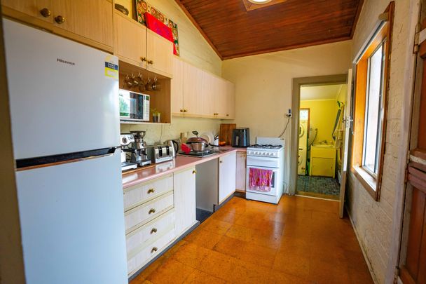 Charming Two Bedroom Terrace House! - Photo 1