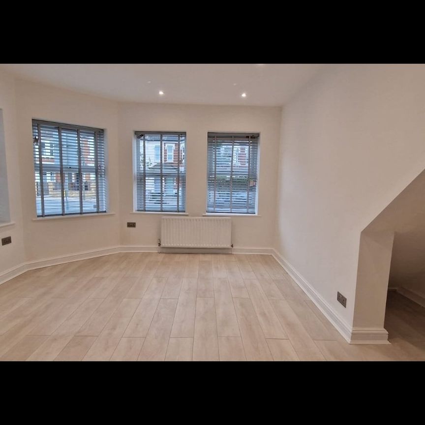 3 Bed Flat, Earlsfield Road, SW18 - Photo 1