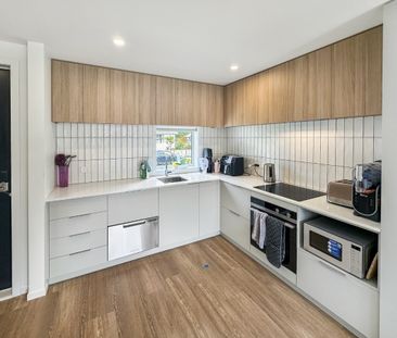 Great location, convenient living in Lower Hutt - Photo 5