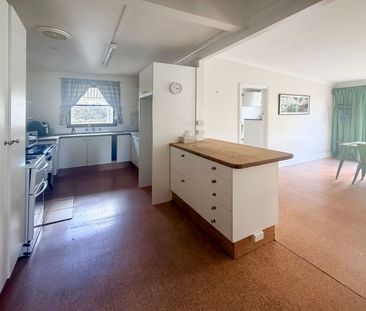 Four-Bedroom Farmhouse - Photo 4