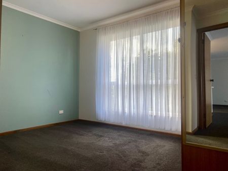 2 bedroom unit - Close to town - Photo 4