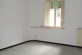 Appartamento non arredato, di ampia metratura, con 3 camere!