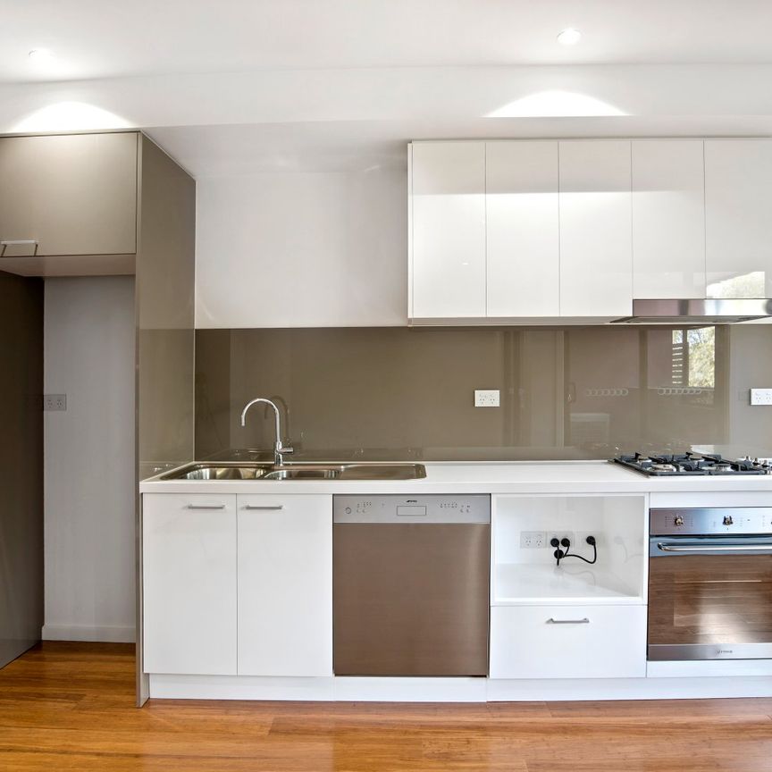 SPACIOUS TWO BEDROOM APARTMENT - freshly painted and new carpet in bedrooms - Photo 1