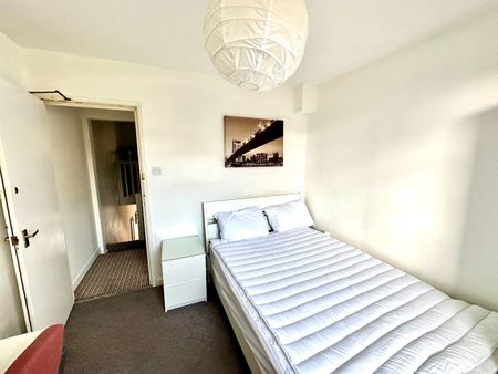Room in a Shared House, Bellevue Road, SO15 - Photo 3