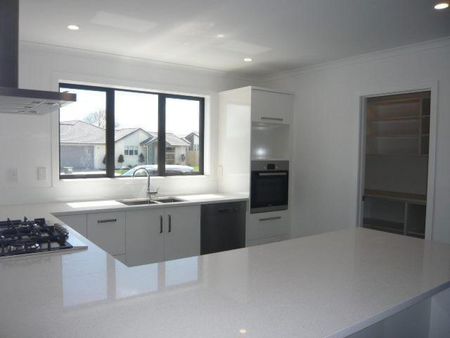 Executive Home In Private Location - Photo 4
