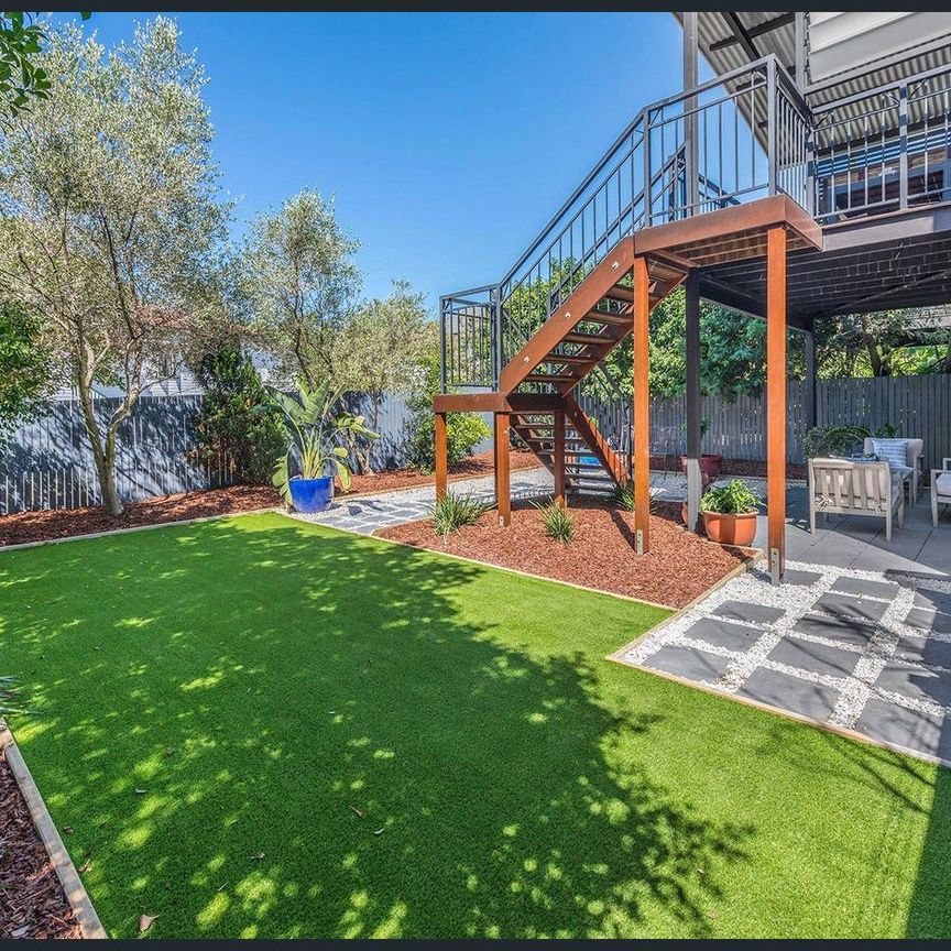 Sprawling 2 level townhouse as big as a house! - Photo 1