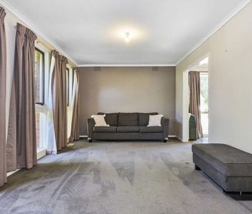 1 Donald Close, Kilsyth - Photo 2