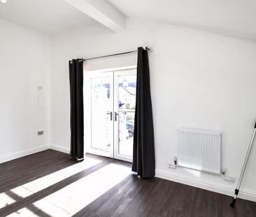 Room 2 (FF), Flat 13, 55/57 Cathedral Road, Cardiff CF11 9HD - Photo 2