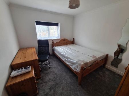 6 bedroom detached house to rent - Photo 5