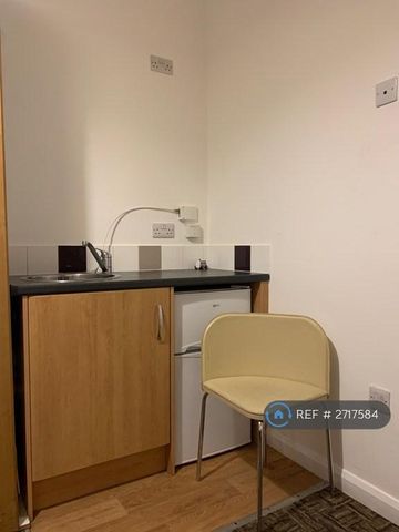 1 bedroom in a house share to rent - Photo 4