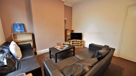 4 bedroom House in Meadow View, Leeds - Photo 4