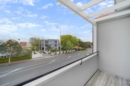 Upmarket Three-Bedroom Home Parnell - Photo 3